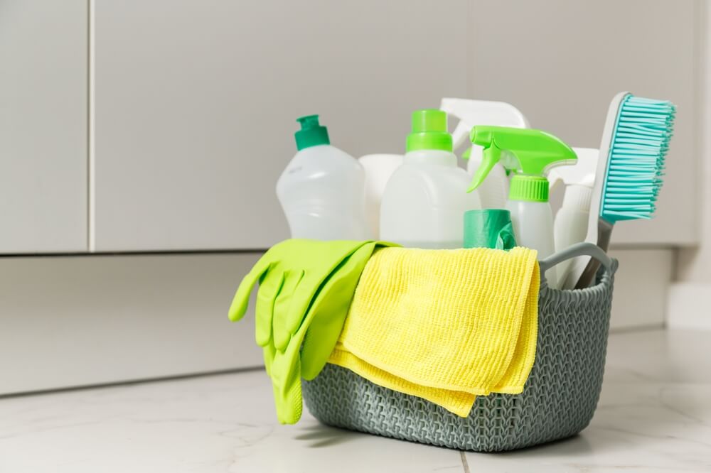 Brushes,,Sponges,,Rubber,Gloves,And,Natural,Cleaning,Products,In,The